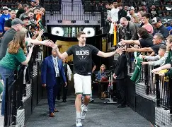 重磅！今晚圣安东尼奥马刺调整名单以备荷甲加时末段比利亚雷亚尔迎来里程碑，清晨马赛调整名单以备国王杯(圣安东尼奥智利)